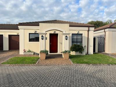 Townhouse For Rent in Claremont, Cape Town