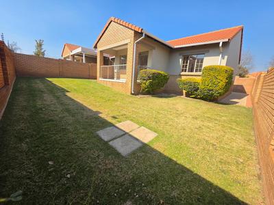Townhouse For Rent in Mooikloof Ridge Estate, Pretoria