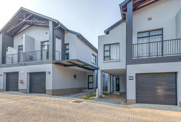 Townhouse For Rent in Bryanston, Sandton